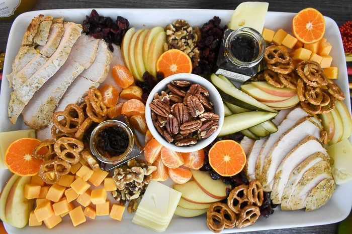 Appetizers For Thanksgiving Dinner Party
 Festive Thanksgiving Appetizer Board