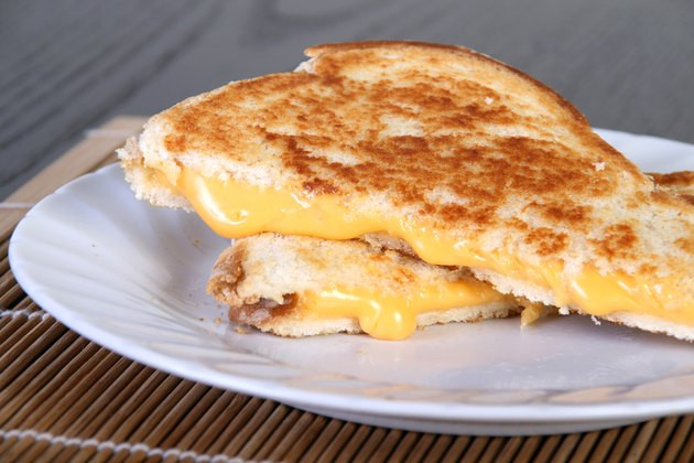 Calories In Grilled Cheese Sandwich On White Bread
 How Many Calories Are in a Grilled American Cheese