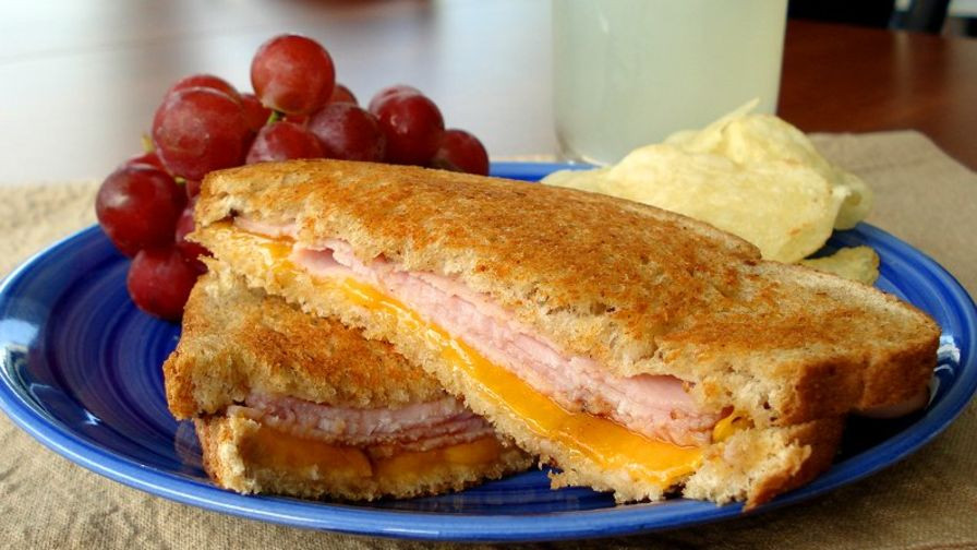 Calories In Grilled Cheese Sandwich On White Bread
 how many calories in a ham and cheese sandwich on white bread