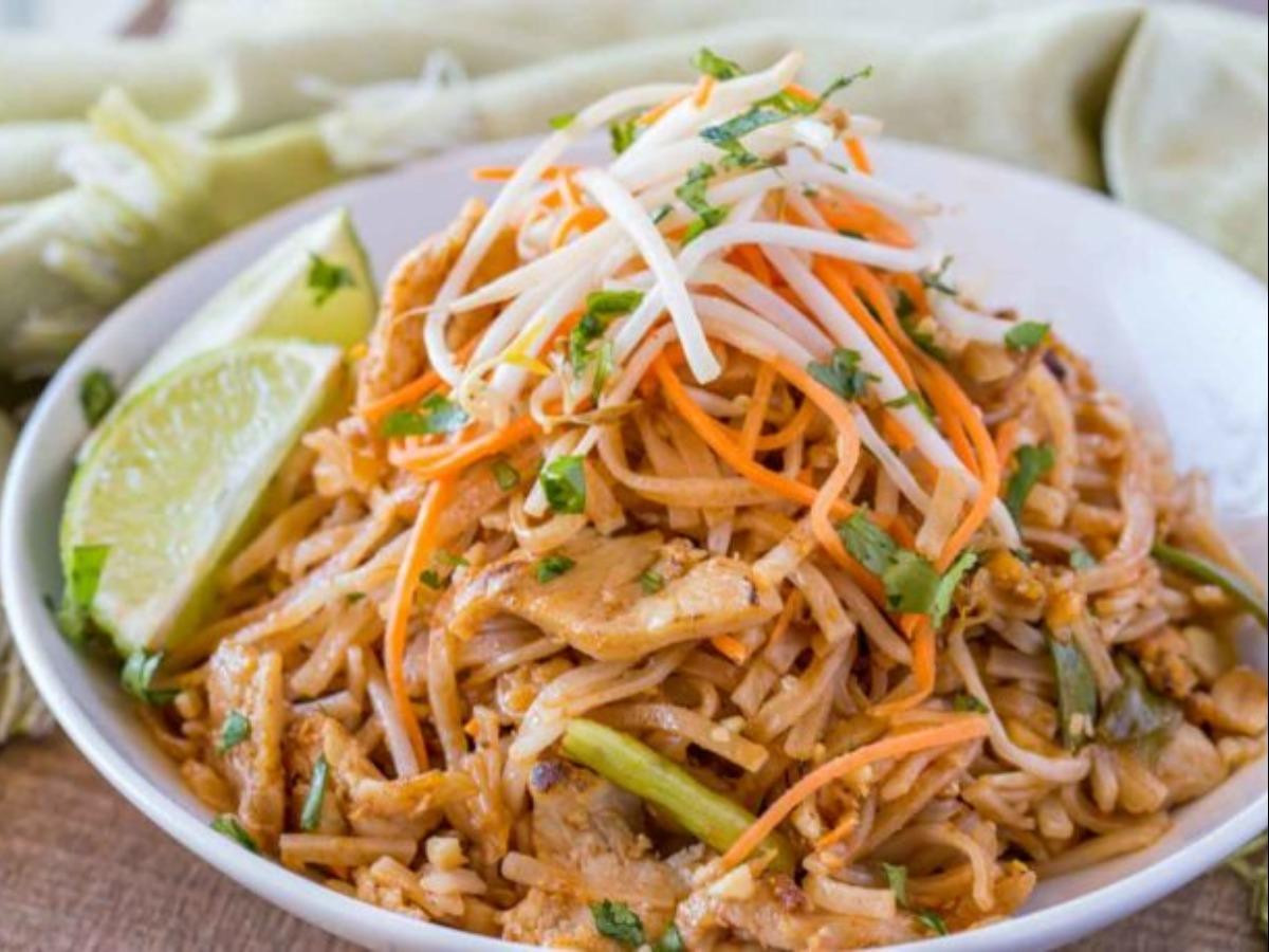 Chicken Pad Thai Calories Restaurant
 Pad Thai with Chicken Breast Nutrition Facts Eat This Much