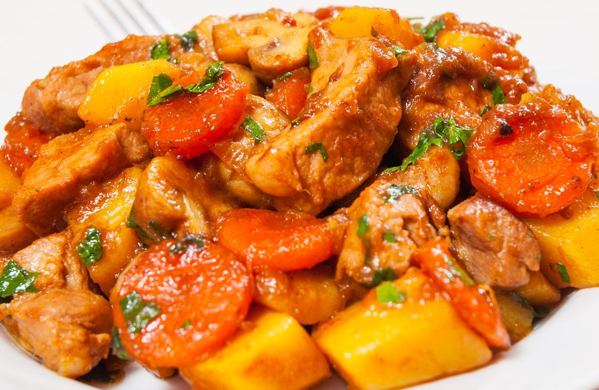 Chicken Potato Slow Cooker Stew
 chicken stew with potatoes carrots and peas