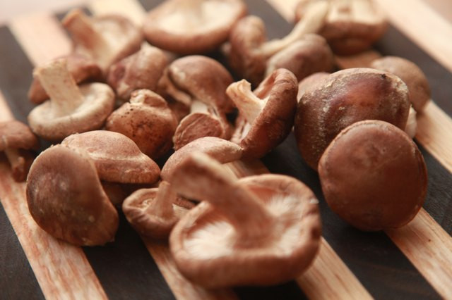 Preparing Shiitake Mushrooms
 How to Cook Shiitake Mushrooms