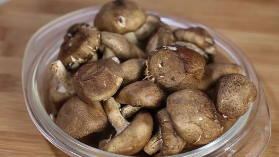 Preparing Shiitake Mushrooms
 Prepare Shiitake Mushrooms