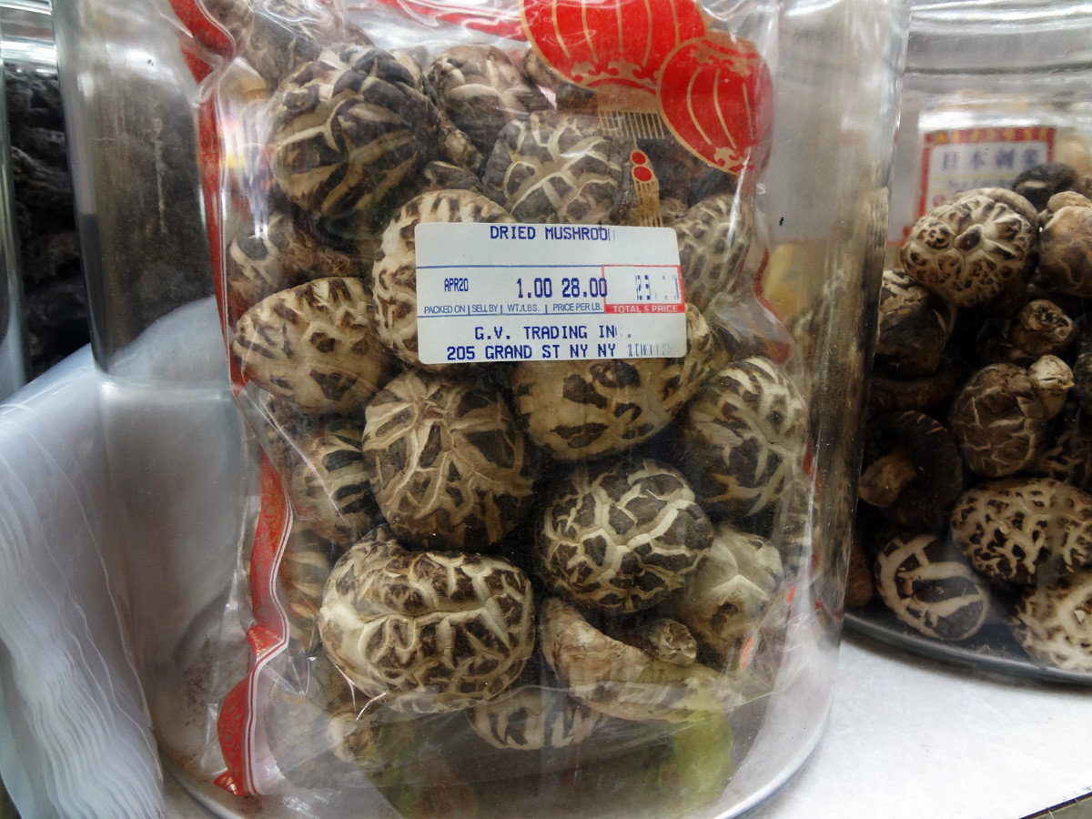 Preparing Shiitake Mushrooms
 Shiitake mushrooms Pyogo buseot Korean cooking