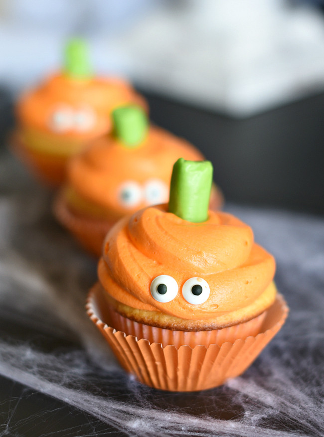 Simple Halloween Cupcakes
 Easy Halloween Cupcakes with Pumpkin Faces – Fun Squared