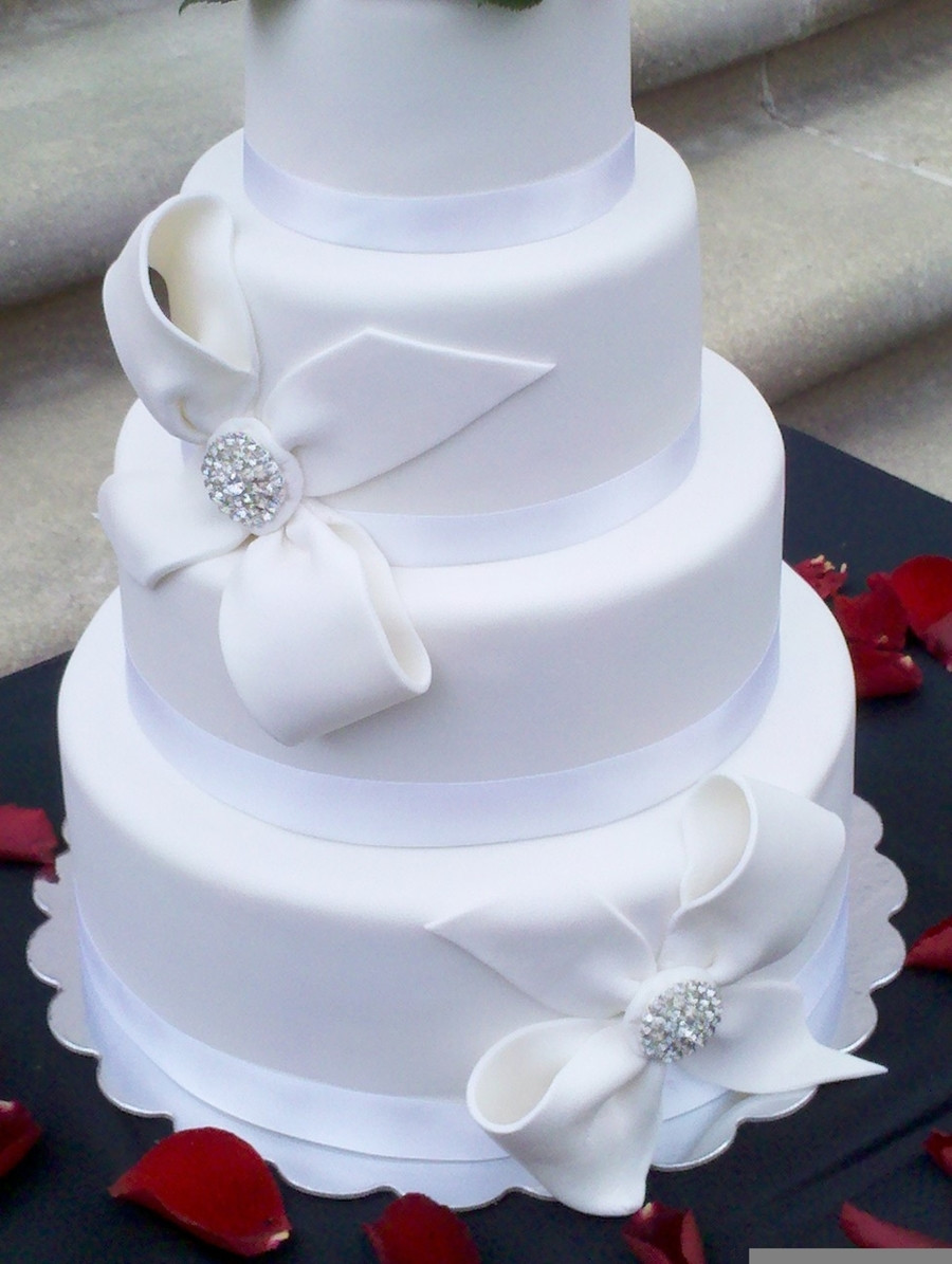 Valentine Day Wedding Cakes
 Valentines Day Wedding Cake With Brooch CakeCentral